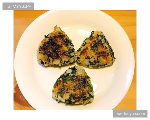 孙准浩训练完直接坐路边啃饭团，这自律程度看得我饭都不香了